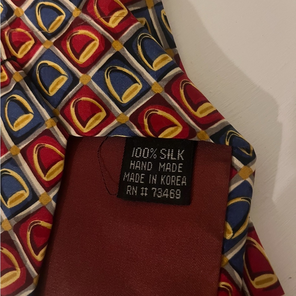 LOONEY TUNES MENS TIE RED BLUE AND GOLD TWEETY BIRD 100% Silk - Picture 5 of 5